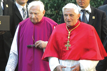 El papa Joseph Ratzinger, a la derecha, con su hermano Georg.