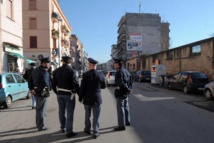 Policías en el barrio Rione Luzzatti de Nápoles Policías en el barrio Rione Luzzatti de Nápoles