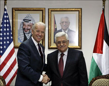 Joe Biden, a la izquierda, y Mahmud Abbas