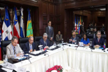 Los facilitadores y los representantes del gobierno en una reunión anterior Los facilitadores y los representantes del gobierno en una reunión anterior