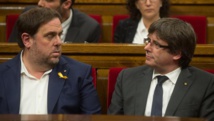 Junqueras-a la izquierda-y Puigdemont en el parlamento catalán.