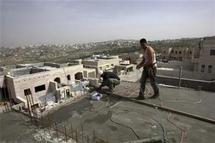 Trabajadores palestinos construyen una casa en Ramat Shlomo