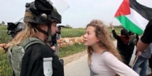 Ahd At Tamimi, a la derecha, habla con una soldado israelí Ahd At Tamimi, a la derecha, habla con una soldado israelí