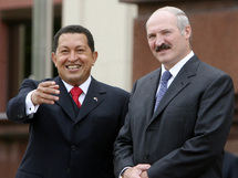 Los presidentes de Venezuela,Hugo Chávez,a la izquierda, y de Bielorrusia,Alexander Lukashenko