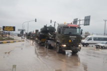 Camones transportando tanques hacia la frontera con Siria