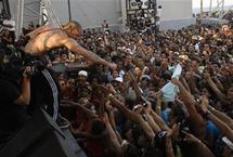 Calle 13 hace bailar a La Habana antes de seguir hacia Miami