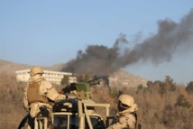 El humo sube del Hotel Intercontinental en Kabul.