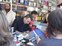 El escritor Lorenzo Silva, firmando un libro