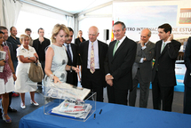La presidenta de la comunidad de Madrid, Esperanza Aguirre, pone la primera piedra de la LSE en Majadahonda La presidenta de la comunidad de Madrid, Esperanza Aguirre, pone la primera piedra de la LSE en Majadahonda