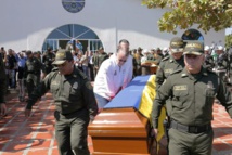 Policías llevan el ataúd de uno de los suyos en Barranquilla Policías llevan el ataúd de uno de los suyos en Barranquilla