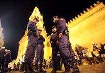 La policía española, delante de la mezquita de Córdoba