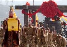 Cantan panegírico de Sun Yat-sen al Emperador Amarillo en Festival chino de Qingming Cantan panegírico de Sun Yat-sen al Emperador Amarillo en Festival chino de Qingming