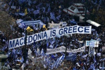 Manifestantes con carteles que dicen "Macedonia es Grecia" en Atenas.