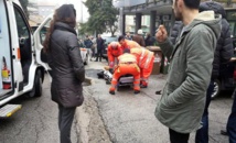 Los enfermeros atienden a uno de los heridos Los enfermeros atienden a uno de los heridos