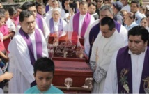 El funeral de uno de los sacerdotes El funeral de uno de los sacerdotes