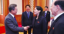 El presidente surcoreano Moon-a la izquierda-le da la mano a la hermana del líder norcoreano, Kim Yong-nam El presidente surcoreano Moon-a la izquierda-le da la mano a la hermana del líder norcoreano, Kim Yong-nam