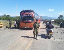 Un control del ejército en una carretera Un control del ejército en una carretera