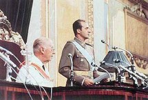 El príncipe Juan Carlos jura como sucesor, ante Franco, en 1969.
