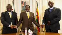 En el centro, Robert Mugabe y a la izquierda, Morgan Tsvangirai