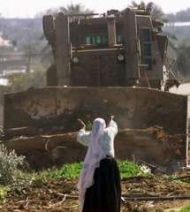 Un bulldozer israelí destruye una casa