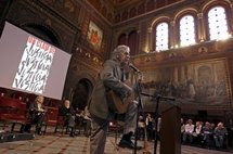 Paco Ibáñez canta en el acto de apoyo a Garzón