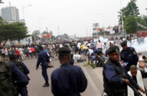 Policías y manifestantes en Mbandaka, Congo