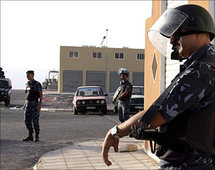 Policías jordanos vigilan la casa desde la que se han lanzado los cohetes, en Aqaba