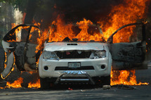 El coche de un diputado opositor en llamas El coche de un diputado opositor en llamas