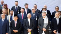 Ashraf Ghani-al centro-con algunos políticos asiáticos en la conferencia de paz y seguridad.