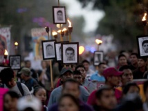 Marcha pidiendo justicia por los 43 estudiantes de Ayotzinapa
