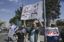 Manifestantes protestando ante la casa de Netanyahu