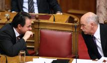 El ministro de Economía griego,Papaconstantinou, a la izquierda, habla con el presidente griego, Papandreou