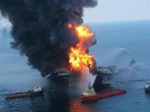 Algunos barcos intentan apagar el incendio en la plataforma petrolera. Algunos barcos intentan apagar el incendio en la plataforma petrolera.