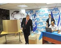 Netanyahu vota en la elección del comité del Likud. Netanyahu vota en la elección del comité del Likud.