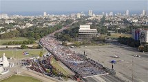 Millones de cubanos marchan contra "injerencia" de EEUU y la oposición