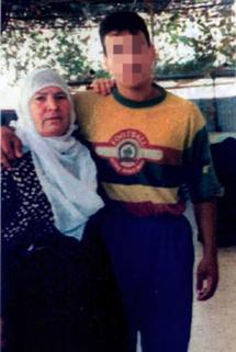 El palestino Walid Ibrahim Hijazi con su madre en Jan Yunes, en Gaza, antes de marcharse a los 18 años.-