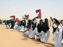 Saharauis en un campamento en el desierto