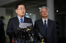 Chung Eui-Yong-a la izquierda-da la noticia ante la casa blanca. Chung Eui-Yong-a la izquierda-da la noticia ante la casa blanca.