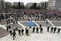 Manifestantes griegos ante el parlamento, en Atenas.