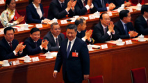 Xi Jinping vuelve a su asiento tras votar ante el aplauso de los dirigentes del partido. Xi Jinping vuelve a su asiento tras votar ante el aplauso de los dirigentes del partido.