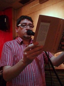 Carles lee un poema. Carles lee un poema.