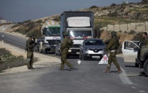 Soldados israelíes en un puesto de control