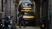 Una ambulancia lleva al herido por Jerusalén