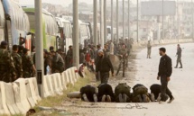 Los milicianos de Harasta rezan antes de subir a los autobuses que los llevarán al norte de Siria