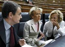 El presidente del gobierno español, Rodríguez Zapatero, con la vicepresidenta Fernández de la Vega y la ministra de Economía, Salgado, en el parlamento. El presidente del gobierno español, Rodríguez Zapatero, con la vicepresidenta Fernández de la Vega y la ministra de Economía, Salgado, en el parlamento.