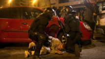 Policías y manifestantes anoche en Barcelona