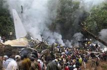 India: al menos 158 muertos al estrellarse avión de Air India