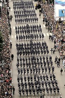 Miles de argentinos presencian el desfile del ejército, ayer, en Buenos Aires