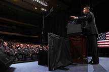 Obama, en West Point, escuchando el himno nacional