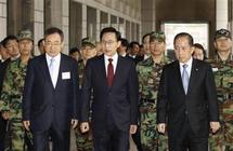 El presidente surcoreano, Lee Myung-Bak con algunos jefes militares